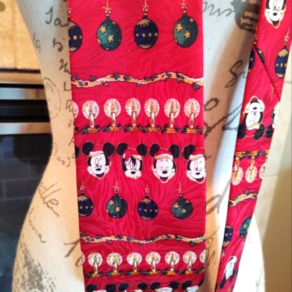 Mickey Mouse Disney Holiday Tie!